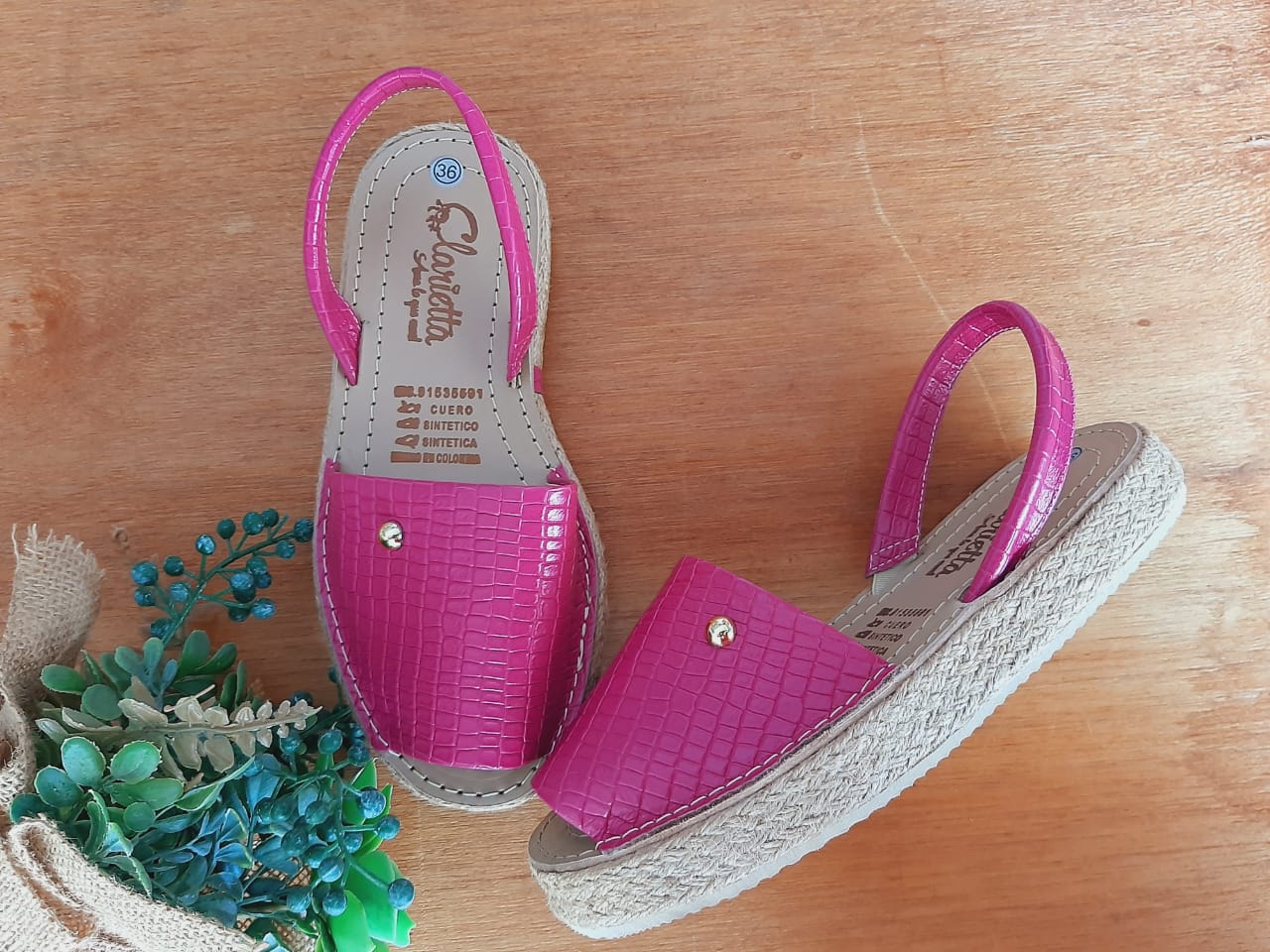 6c964ef4-7a59-4687-aed8-6b7b41c0d41e Alpargatas croco fuscia - Imagen 1